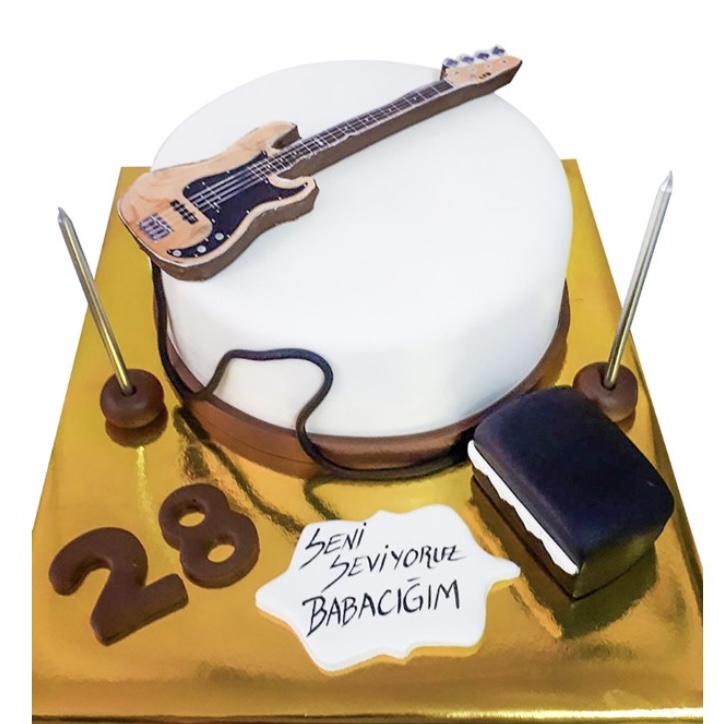 Gitarlı Doğum Günü Pastası